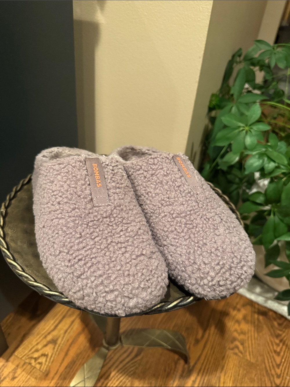 Bombas Women’s Sherpa Clog Slippers - Light tan